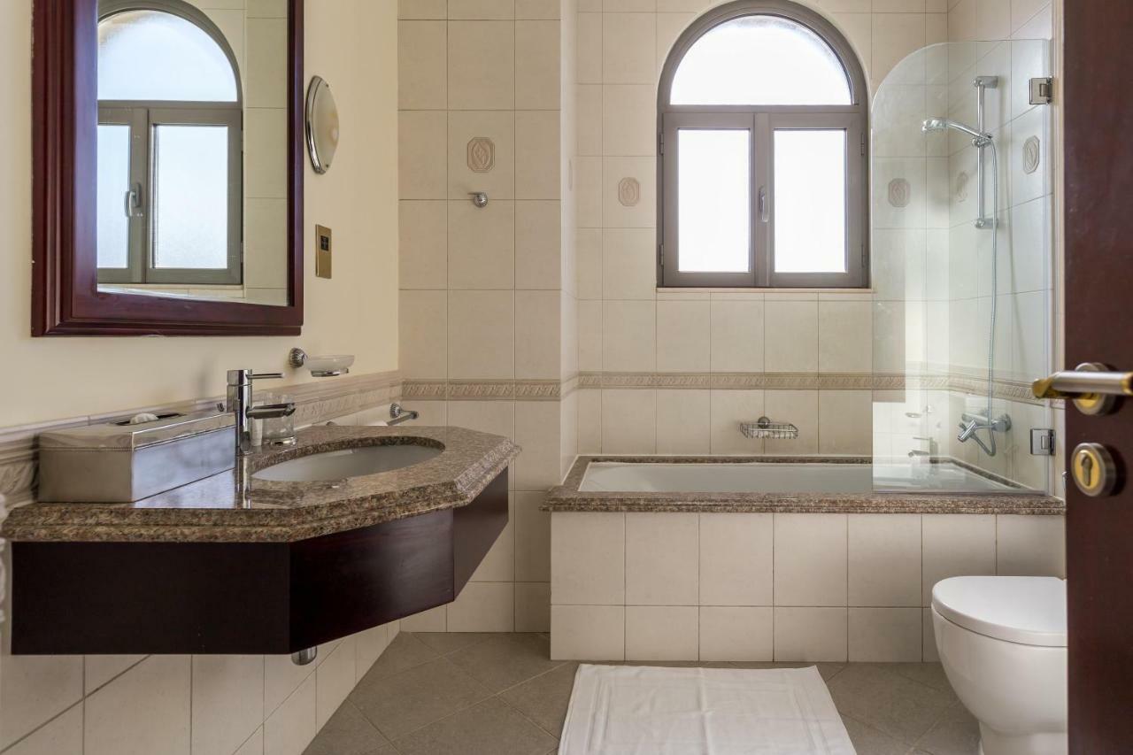 Chic 4Br Villa With Assistant Room And Private Pool On Palm Jumeirah By Deluxe Holiday Homes Dubai Dış mekan fotoğraf